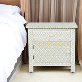 Mesita de noche con diseño geométrico de 1 cajón y 1 puerta con incrustaciones de hueso, color verde salvia | Mesita de noche con diseño geométrico de 1 cajón y 1 puerta con incrustaciones de hueso, color verde salvia